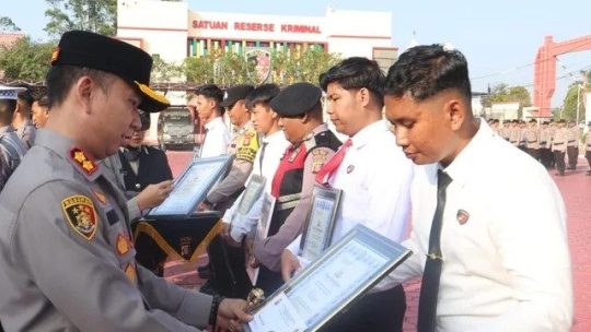 kapolres Kutim kembali beri penghargaan kepada anggotanya 