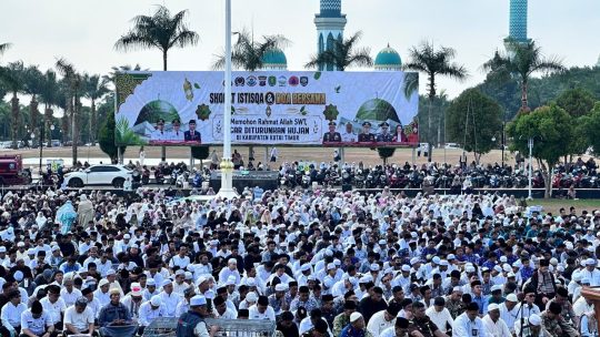 ribuan orang ikuti shalat Istisqa Part2