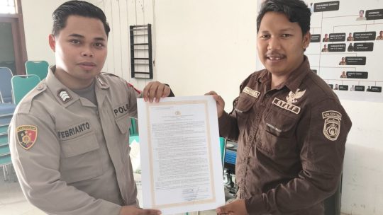 POLSEK Muara Ancalong bagikan brosur Maklumat Kapolda Kaltim