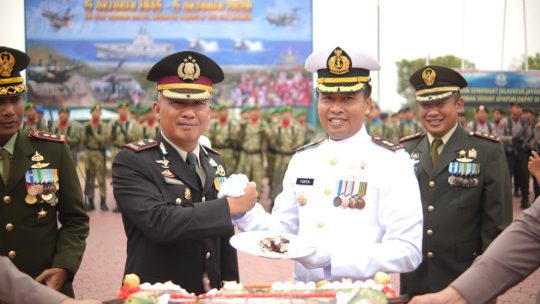 polres Kutim beri kue ultah di TNI ke 81