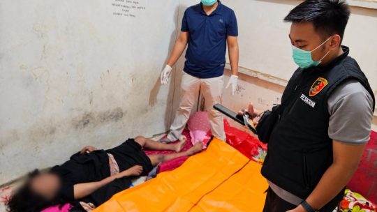 D DITEMUKAN TEWAS DI RUMAHNYA