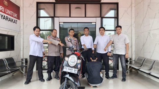 pura-pura jadi pembeli, sepeda motor diembat