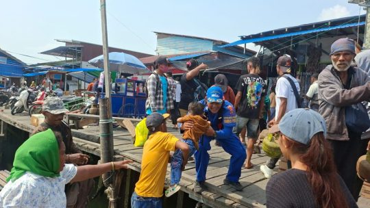di Sangkulirang, Anggota SAtpolairud tidak hanya cek kelengkapan kapal tapi bantu masyarakat 